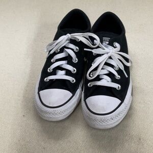 EUC woman’s converse sneakers